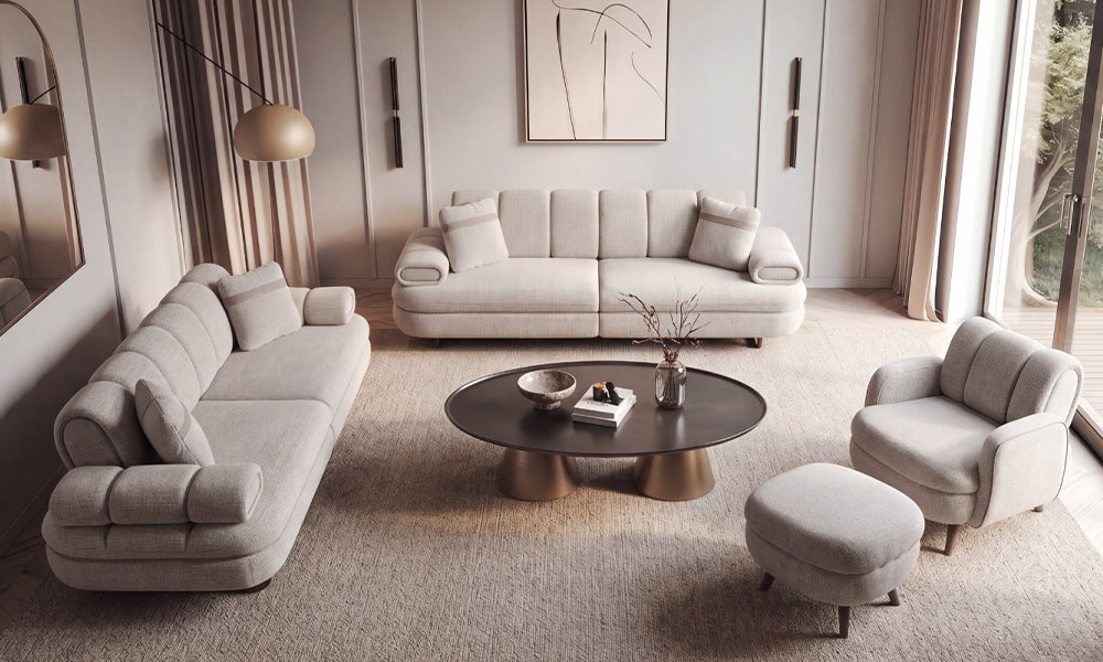 Üstten görünümde Lotus Modern Koltuk Takımı, iki krem üçlü koltuk, berjer ve uyumlu puf düzeni
