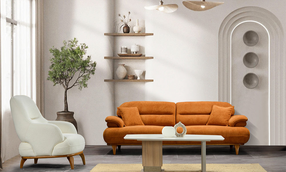Modern bir salonda, Lotus koleksiyonuna ait turuncu üçlü koltuk ve krem rengi Coco kumaşlı berjer.