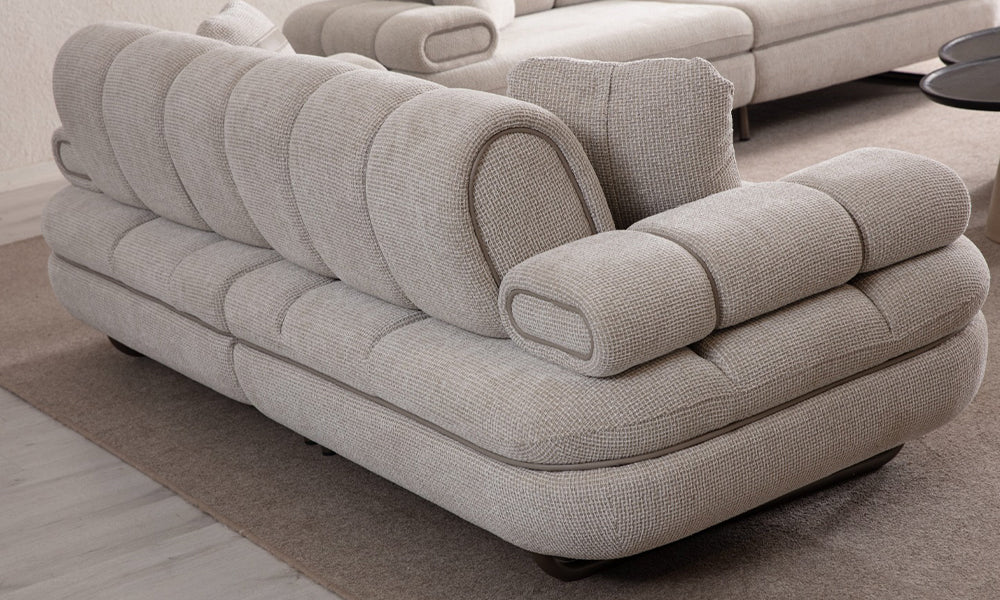 Lotus Modern Üçlü Koltuğun arka görünümü, parçalı sırt tasarımı, hareketli kolları ve yuvarlak hatları