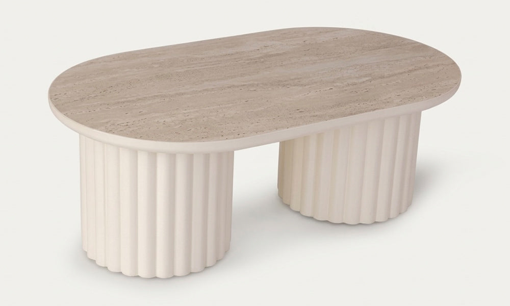 Luna modern oval orta sehpa salon yerleşimi; krem dikey yivli gövde ve ahşap dokulu tabla tasarımı
