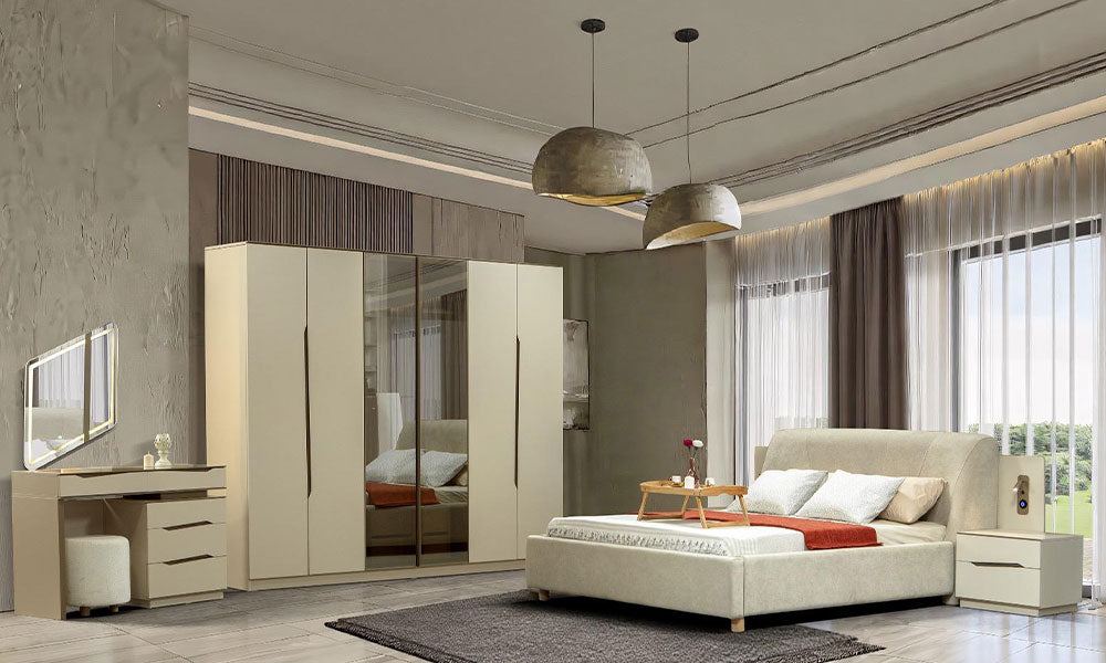 Maldiv Modern Yatak Odası Takımı'nın tam takım görünümü; füme camlı gardırop, teknolojik bazalı karyola, entegre komodinler ve LED aynalı şifonyer.