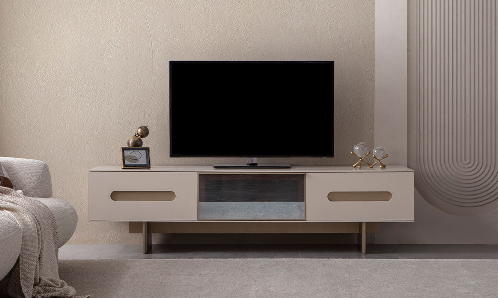 Modern salonda Marronne krem TV ünitesi, iki kapalı saklama bölmesi ve bronz aynalı merkez kapağı