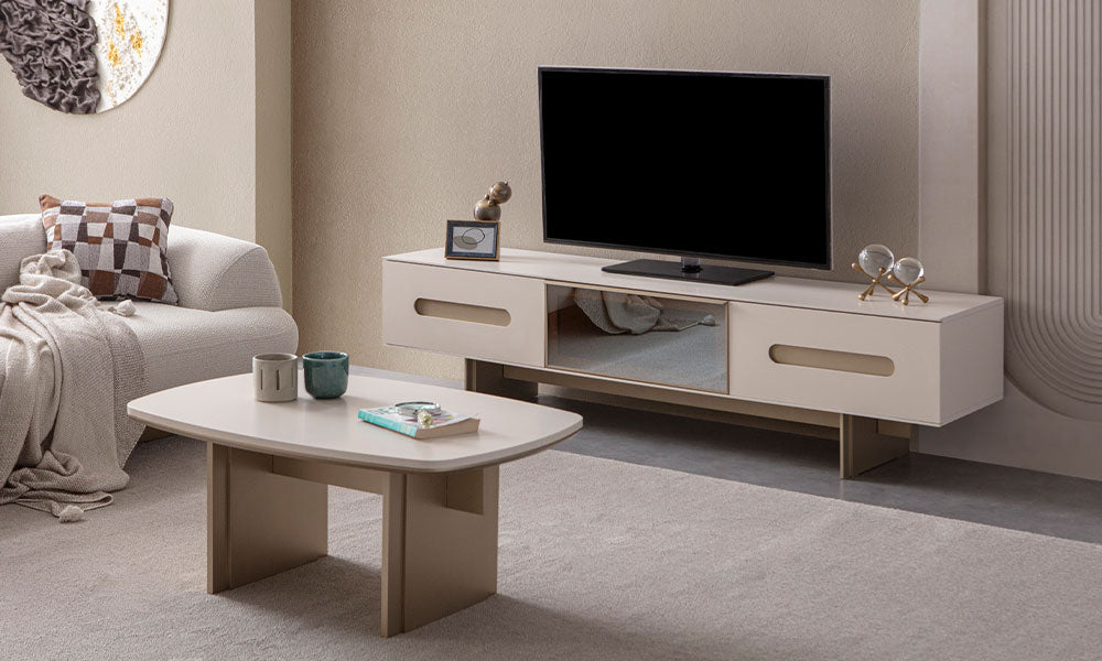 Modern salonda Marronne TV ünitesi ve uyumlu krem lake orta sehpa takımı