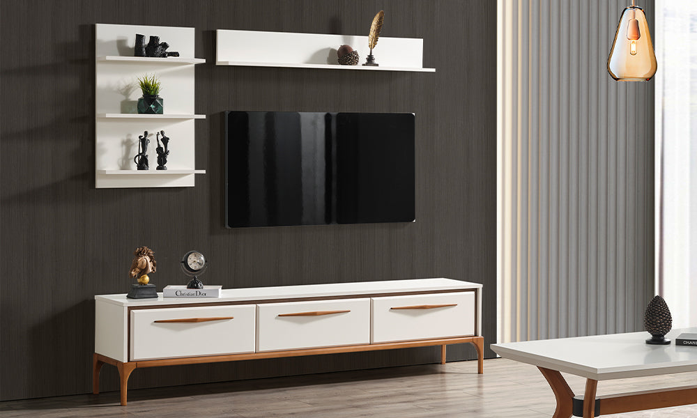 Krem renkli Masal modern TV ünitesi, üç çekmeceli alt modülü, ahşap ayakları, duvar rafları ve modern salon dekorasyonuyla perspektif görünüm