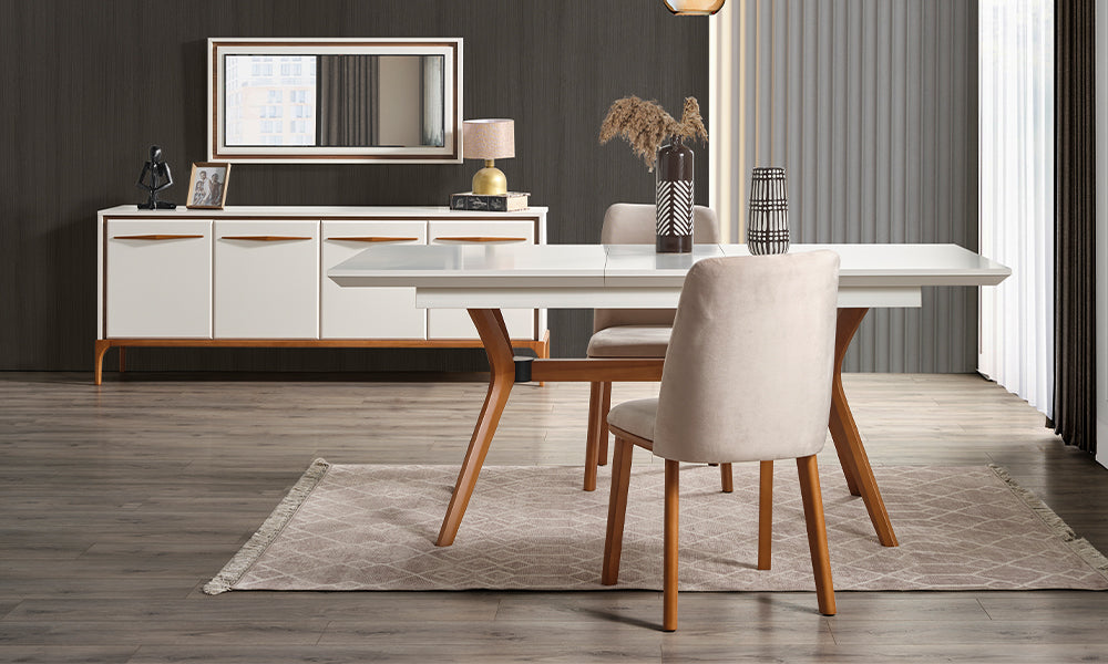 Masal modern yemek odası takımı; krem renkli açılır yemek masası, sandalyeler, ahşap detaylı konsol ve duvar aynasıyla salon ortamında