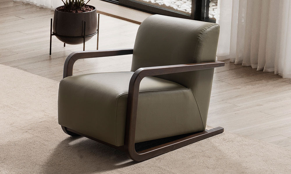 Mengen Modern berjerin kavisli koyu ahşap iskeletli kolçakları ve nubuk kumaş kaplı sade oturum alanı.