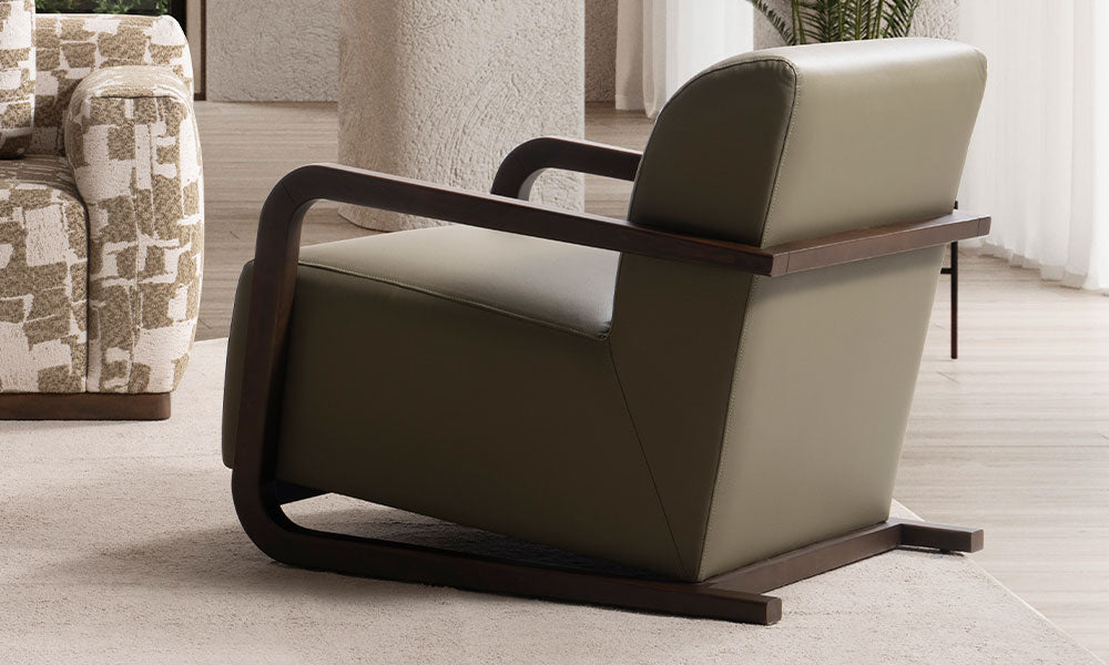 Mengen Modern berjerin koyu ahşap çerçeve ve bükümlü kol detayı ile nubuk kumaşlı sırt kısmının yandan profil görünümü.