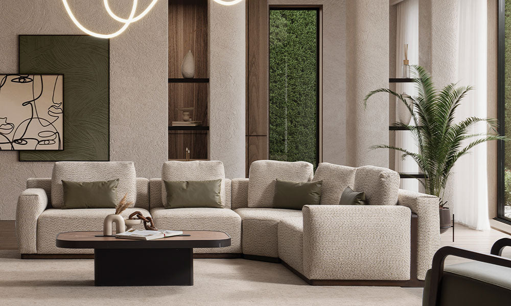 Mengen Modern Köşe Koltuk Takımı'nın modüler blokları, dokulu bej kumaşı ve zeytin yeşili kırlentlerle modern salondaki geniş görünümü.