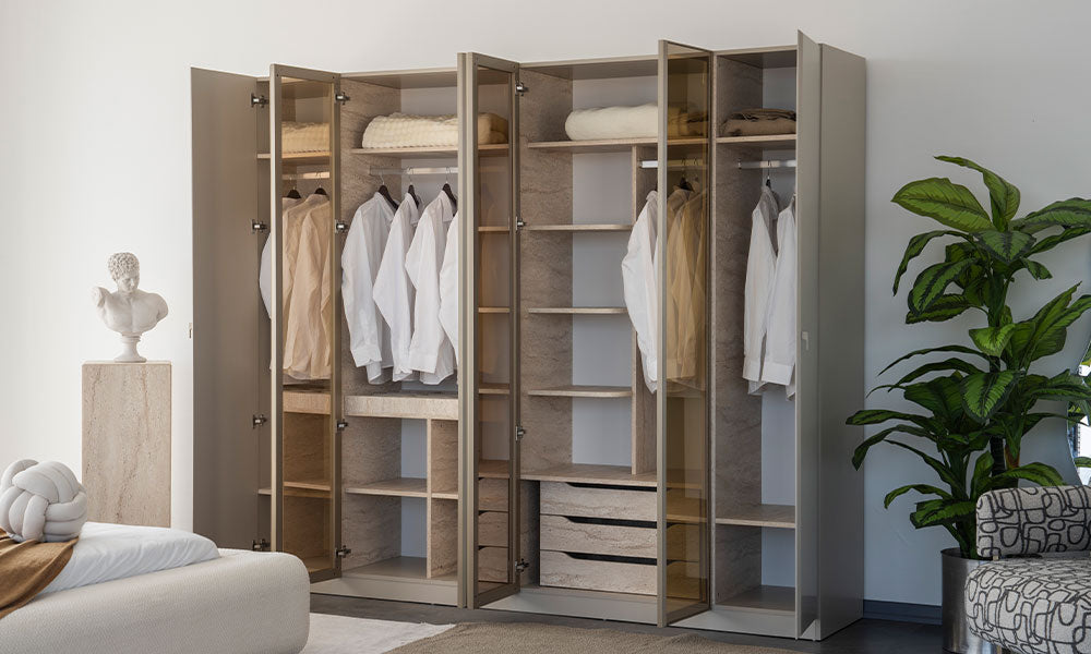 Mocha Modern 6 kapaklı dolabın orta kısmındaki bronz reflekte cam yüzeylerin oda yansımasını gösteren ve mekanı olduğundan geniş algılatan detaylı görünümü.