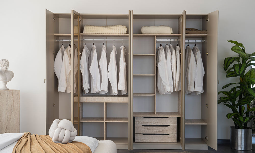 Mocha gardırobun yerden tavana uzanan modern tasarımı, krem/vizon gövde rengi ve şık bronz ayna kombinasyonunun yatak odasındaki geniş açılı duruşu.