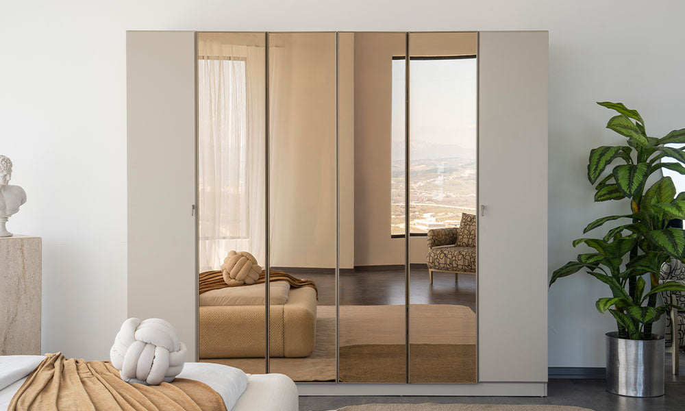 Mocha modern dolabın vizon renkli sağ yan kapağının içi; uzun elbiseler için yüksek askılık alanı ve üst-alt raf düzenlemesi.