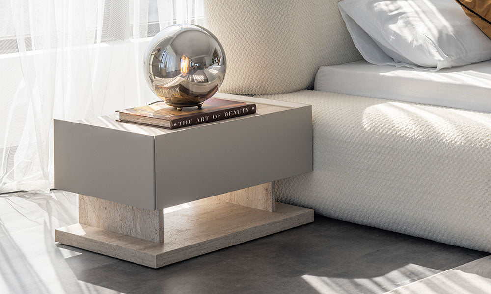 Mocha Modern Komodin'in mat vizon rengi gövdesi, zarif yüksek metal ayakları ve minimalist kulp detayıyla modern yatak başı görünümü.