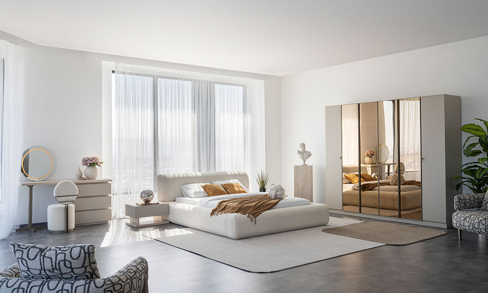 Mocha Modern Yatak Odası Takımı; krem bukle kumaşlı yer yatağı, bronz aynalı 6 kapaklı gardırop ve yuvarlak ışıklı makyaj masasının ferah oda görünümü.