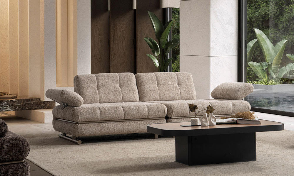 Bej Mono modern koltuk, kapitone sırt ve oturum minderleri, hareketli kolçakları ve ince metal baza çizgisiyle modern salon ortamında.