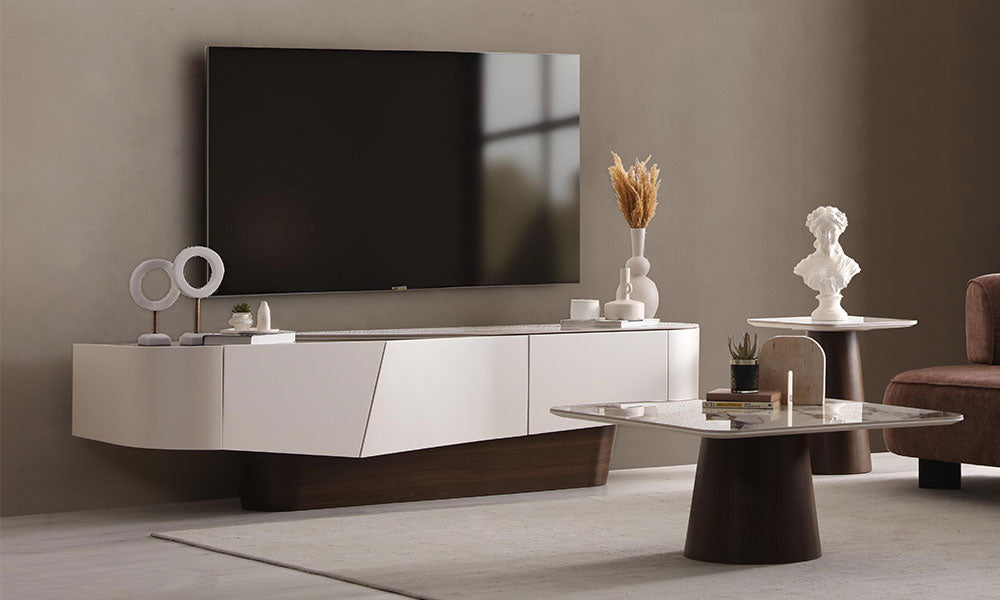 Narin Modern TV ünitesinin lüks bir salondaki görünümü; asimetrik geometrik kapaklı ve koyu ahşap bazalı.