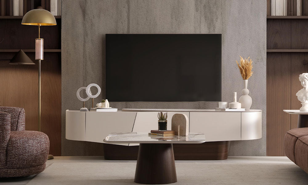 Narin Modern TV ünitesinin modern bir salondaki duruşu; heykelsi asimetrik tasarım ve koyu ahşap baza.