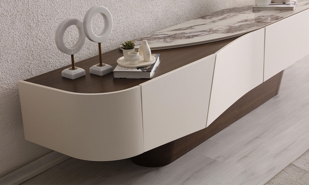 Narin Modern TV ünitesinin koyu ahşap ve mermer desenli üst tabla varyasyonunun ve kavisli köşe detayının yakın çekimi.