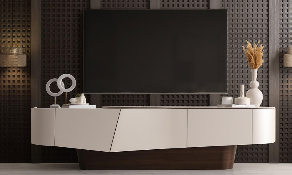 Narin Modern TV ünitesinin asimetrik tasarımının koyu renkli bir duvar önündeki önden görünümü.