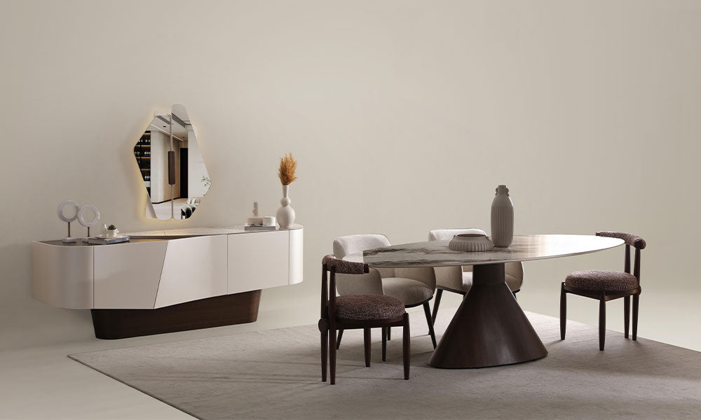 Narin Modern Yemek Odası Takımı'nın aydınlık bir salondaki tam takım görünümü; mermer desenli oval masa, asimetrik konsol ve LED aydınlatmalı ayna.