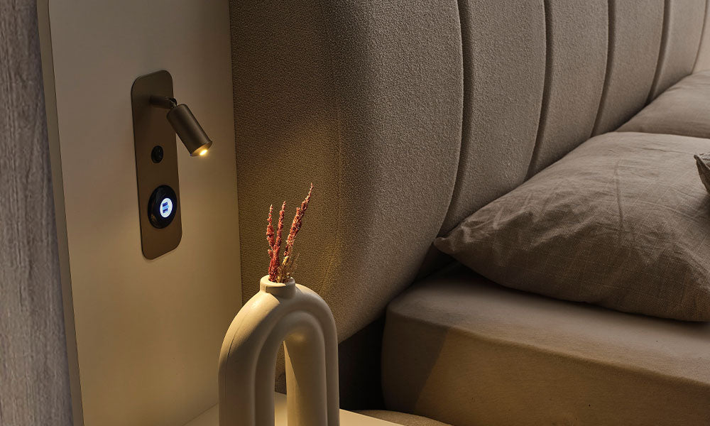 New Golden karyola başlığındaki entegre LED okuma lambası, USB şarj ünitesi ve puf yastık detayının yakın çekimi.