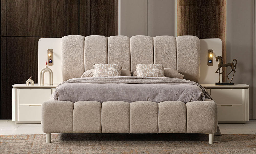 New Golden Modern karyolanın puf yastık formlu kumaş başlığı, entegre teknolojik komodinleri ve lüks yatak odasındaki tam görünümü.