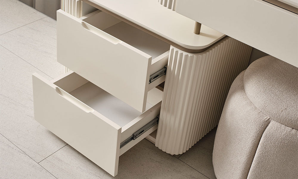 New Golden koleksiyonuna ait, beş çekmeceli, dikey yivli krem gövdeli ve yüksek gold metal ayaklı uzun boy şifonyer (tallboy) modülünün önden görünümü.