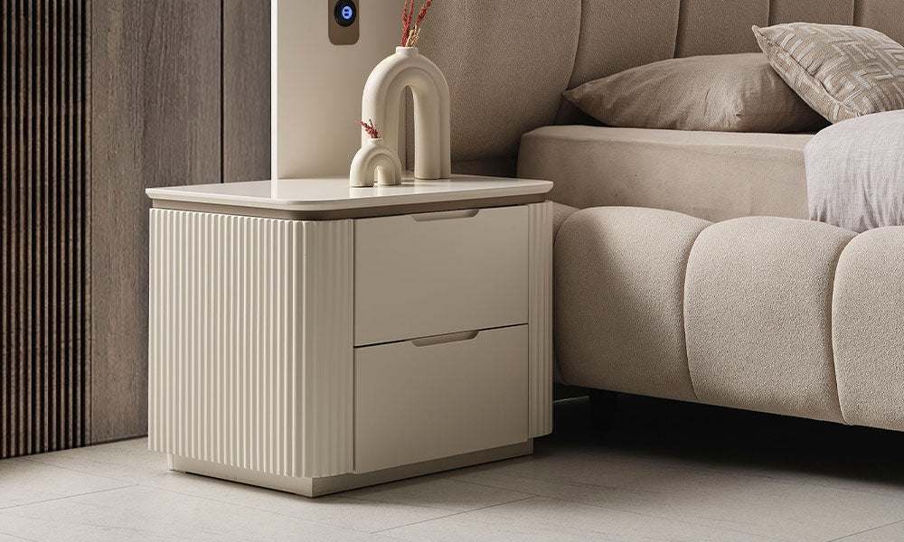 New Golden modern komodinin önden çekimi; krem renkli yivli çekmece ön yüzü, zarif gold kulp detayı ve ince gold metal ayak yapısı.