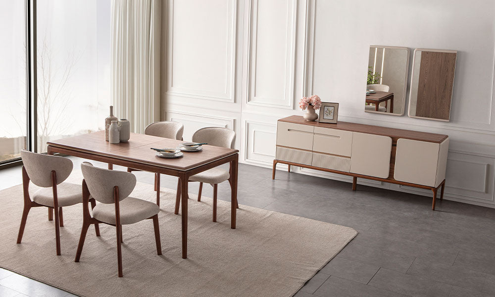 New Rivas Modern Yemek Odası Takımı; ceviz masa, kavisli bej sandalyeler, relief detaylı konsol ve aydınlatmalı aynaların tam takım görünümü.
