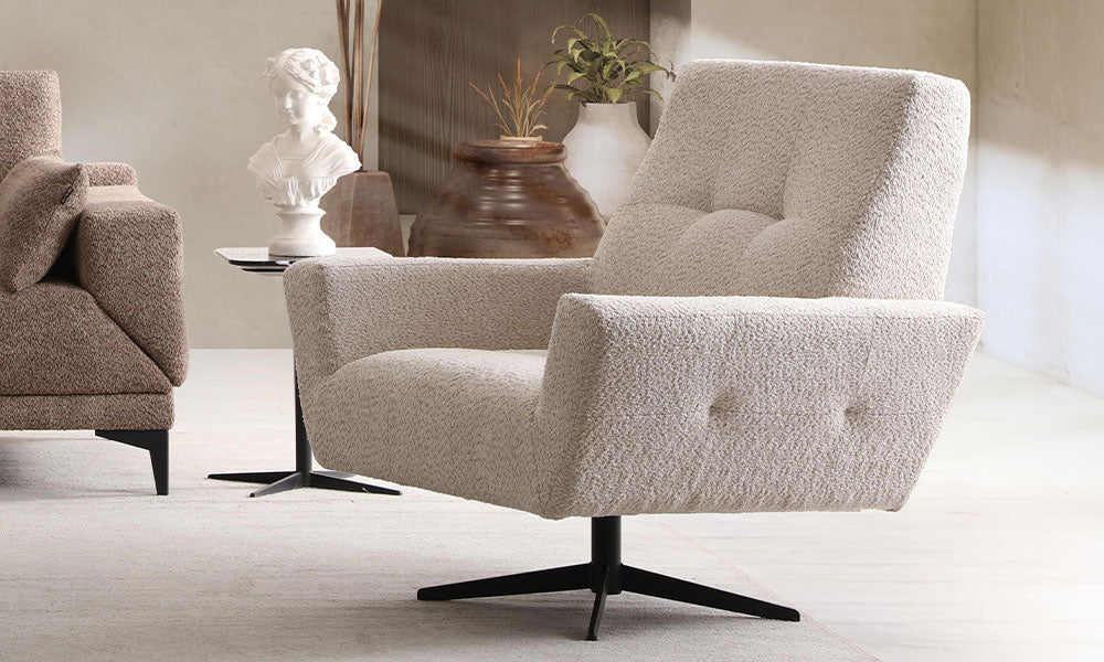 Nita Modern berjerin bej renkli dokuma kumaşı, düğme detaylı sırtı ve siyah metal döner ayağı ile modern bir salondaki şık görünümü.