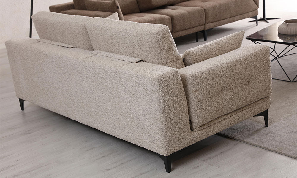 Nita Modern üçlü koltuğun hareketli sırt mekanizmasının arkadan görünümü ve modern metal ayak detayı.