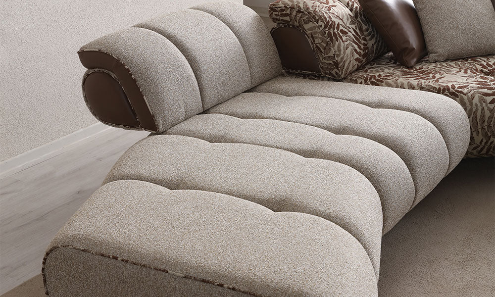 Nois Modern köşe koltuğun puf formunu, kanallı dikişlerini ve yaprak desenli kırlentlerini gösteren yakın plan detay.