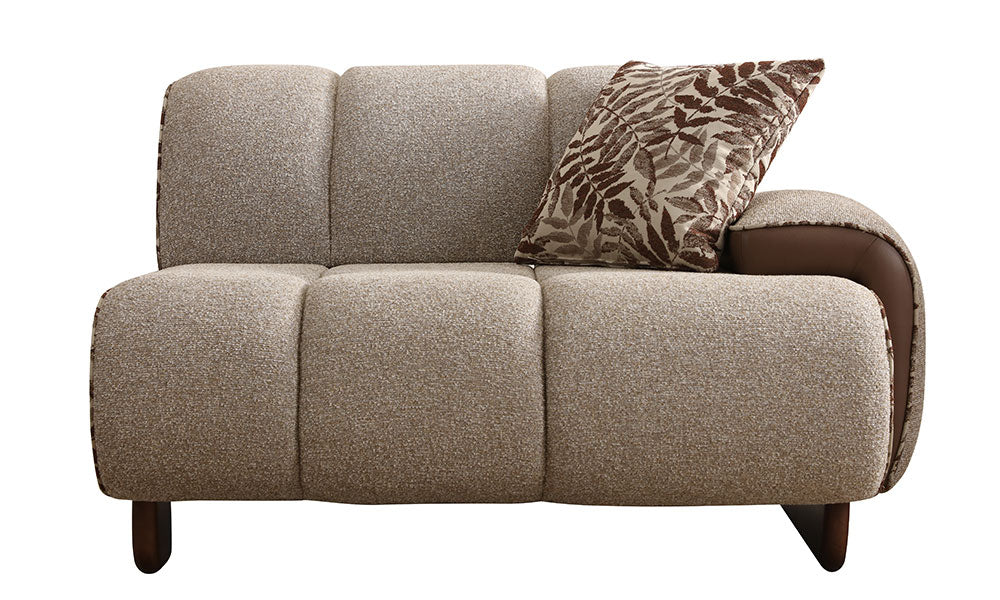 Nois Modern koltuk takımına ait, kanallı dikişli, dokuma kumaşlı ve deri kolçaklı tekli modülün stüdyo çekimi.