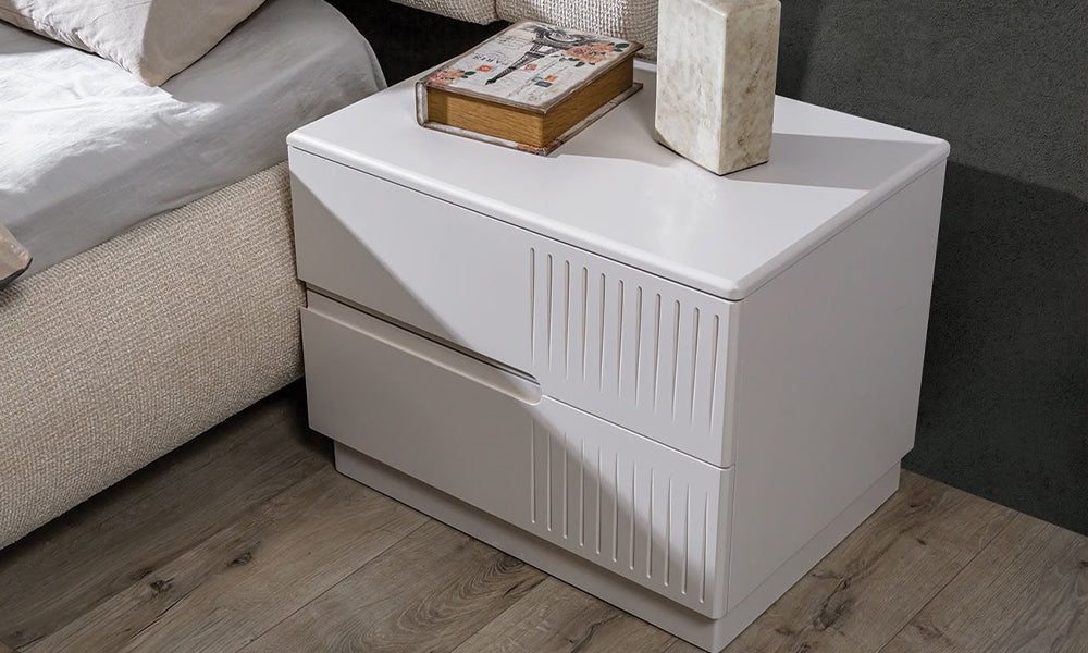 Nova Modern Komodin, yuvarlatılmış köşeleri, iki çekmeceli yapısı ve dekoratif dikey çizgileriyle yatak yanı görünümü