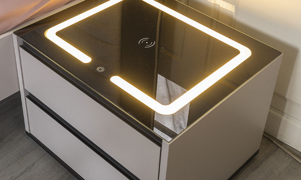 Olimpos Akıllı Komodin'in kablosuz şarj (wireless charging) özellikli üst cam paneli, entegre kare LED aydınlatması ve dokunmatik kontrol yüzeyi.