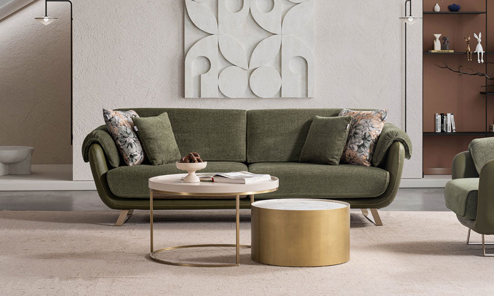 Haki yeşil Olivia modern koltuk, geniş oturum minderleri, kavisli kol yapısı ve yuvarlak metal sehpalarla modern salonda.