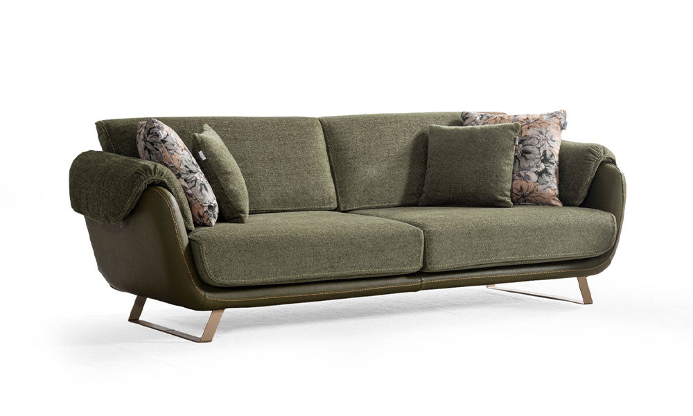 Haki yeşil Olivia modern üçlü koltuk, floral desenli kırlentleri, bej dikişli kavisli gövdesi ve metal ayaklarıyla.