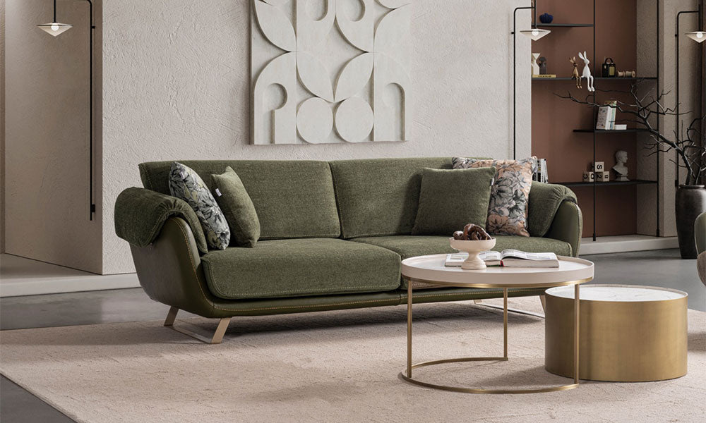 Haki yeşil Olivia modern koltuk, geniş minderleri, floral kırlentleri ve metal ayaklarıyla modern salon ortamında.
