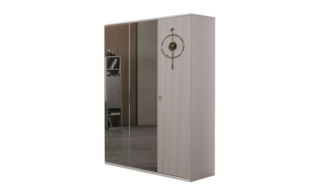 Öykü Modern Gardırop; bronz ayna kapaklı, krem rengi dikey fitilli yüzeyli, gold kulp detaylı ve dekoratif sarkaç aksesuarlı şık tasarım.