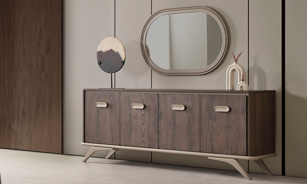 Koyu ceviz renkli Petra modern konsol, dört kapaklı saklama alanı, krem kulpları, bronz metal ayakları ve oval aynasıyla modern salonda.