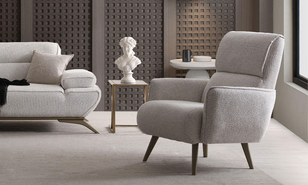 Prada Modern berjerin yüksek sırtlı, bukle kumaşlı ve zarif ayaklı tasarımının modern bir salondaki şık görünümü.