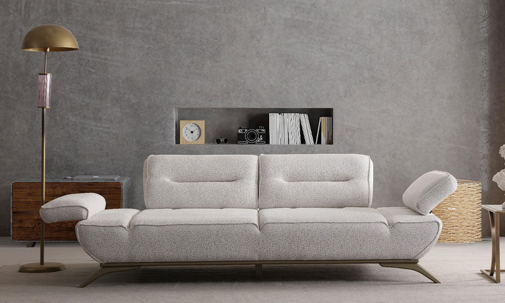 Prada Modern üçlü koltuğun ayarlanabilir kol ve sırt mekanizmaları açık haldeyken, modern bir salondaki yandan görünümü.