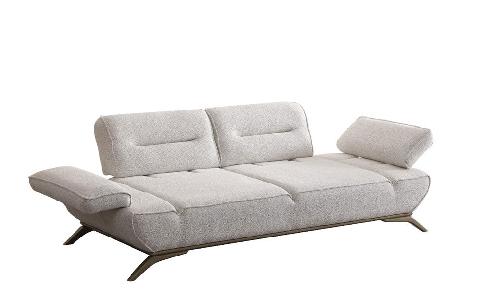 Prada Modern üçlü koltuğun bukle kumaş dokusu, metalik detayları ve minimalist çizgileriyle modern bir ortamdaki duruşu.