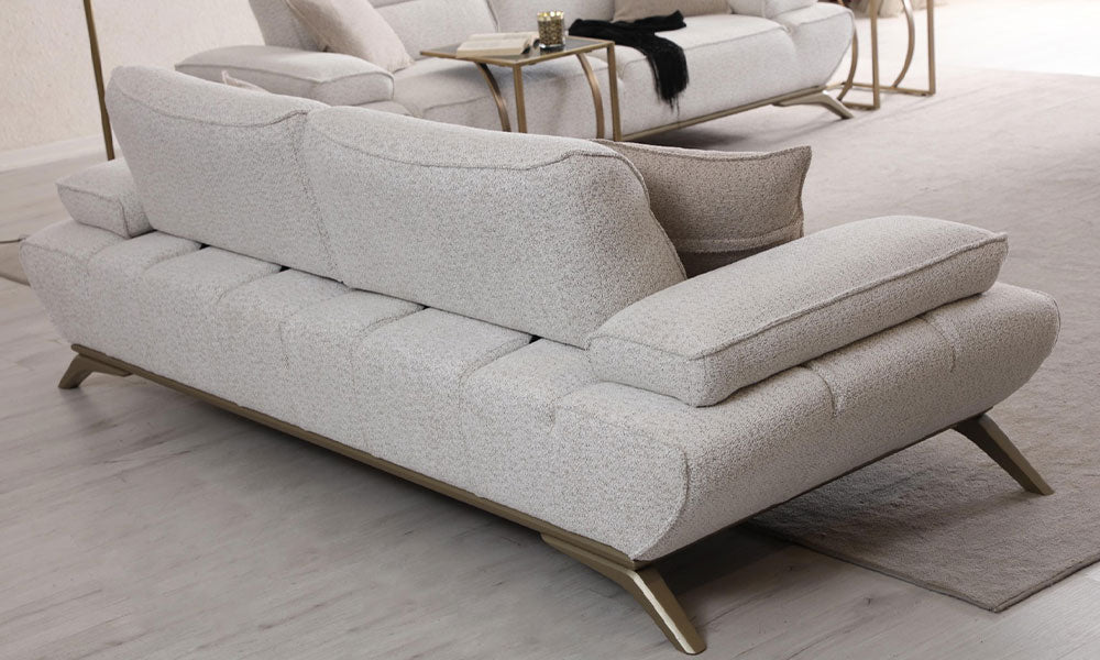 Beyaz arka planda, Prada Modern üçlü koltuğun her iki tarafındaki hareketli kol ve sırt mekanizmaları açık haldeyken.