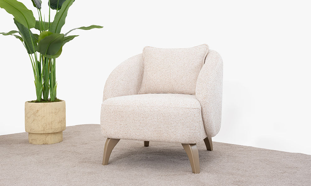 İnegöl Mobilyası imzalı Rove Modern berjerin krem renkli dokuma kumaşı, bel yastığı ve modern açılı ahşap ayakları ile ferah bir alandaki şık görünümü.