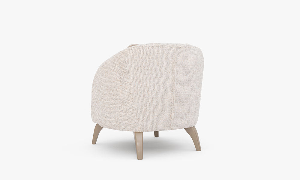 Rove Modern berjerin kavisli sırt yapısını ve kaliteli kumaş işçiliğini gösteren arkadan perspektif görünümü; minimalist dekorasyonlar için ideal tasarım.