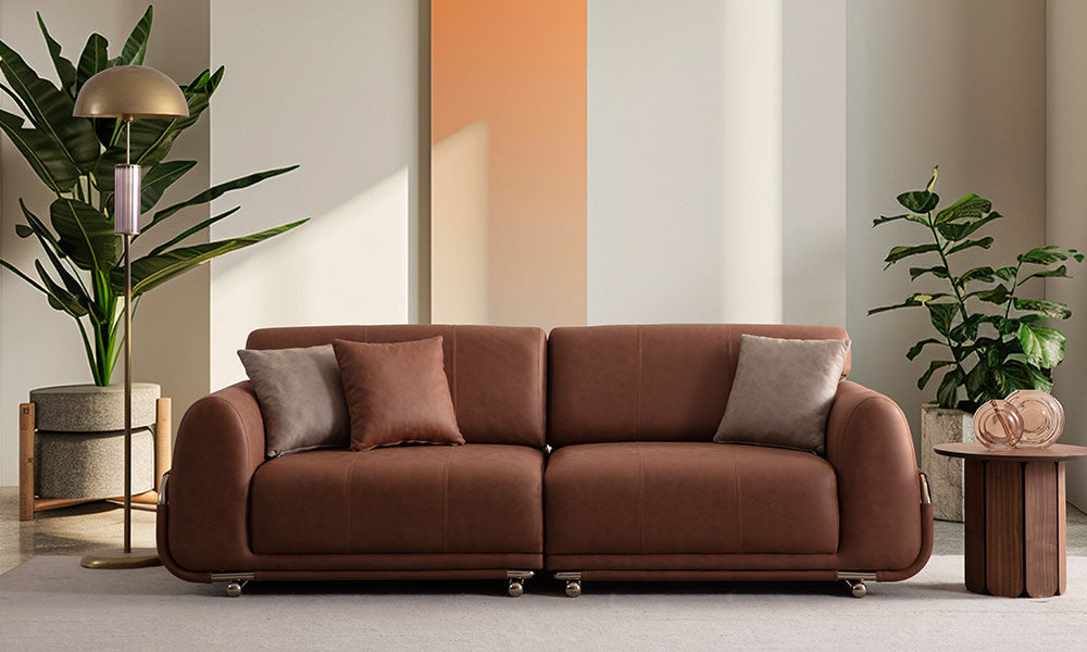 San Juan Modern üçlü koltuğun taba rengi nubuk kumaşı ve metal iskeletiyle modern bir salondaki şık duruşu.