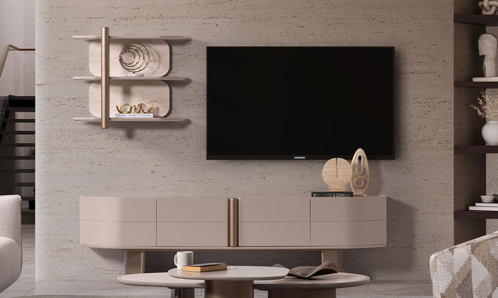 Sierra Modern TV Ünitesi'nin tam takım salon görünümü; kavisli TV sehpası, mermer desenli duvar rafı ve metalik detaylar.