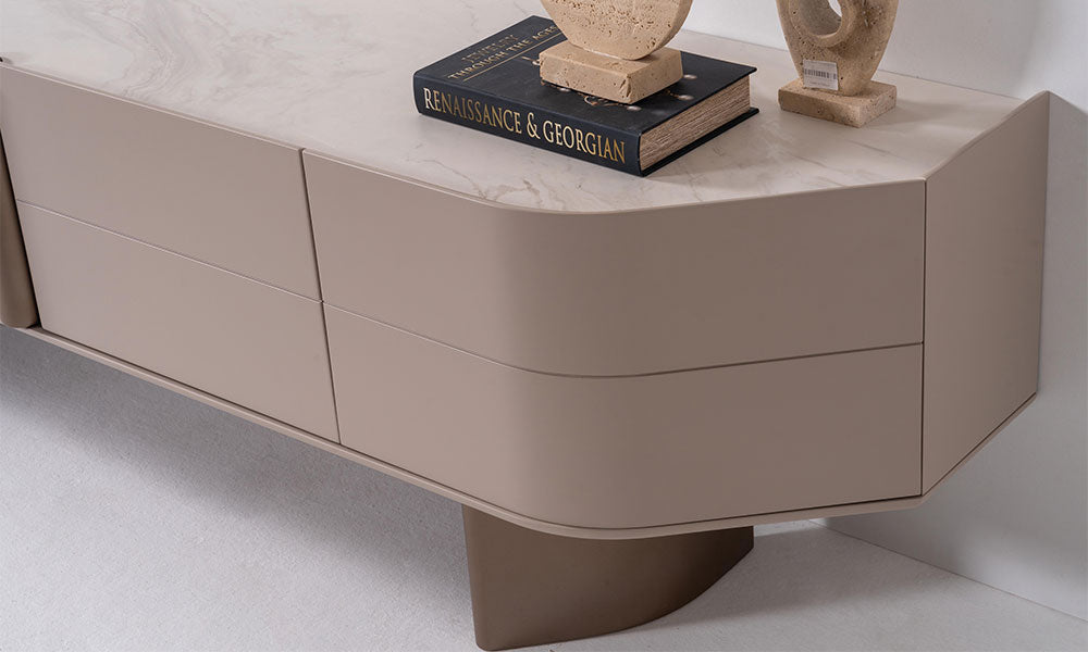 Sierra Modern TV ünitesi konsolunun kavisli köşe detayı, bej gövdesi ve mermer desenli üst tablasının yakın çekimi.