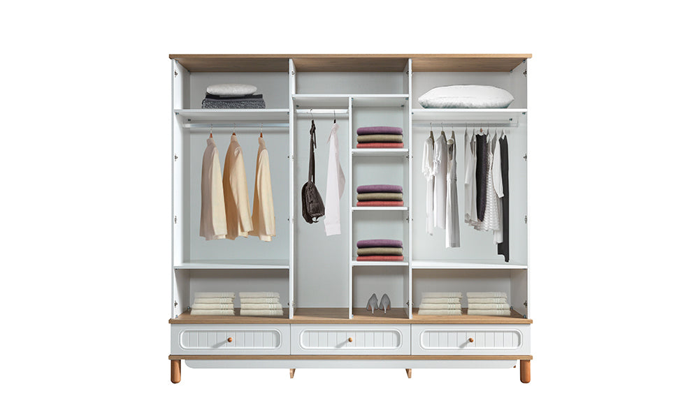Silva Bohem gardırobun geniş iç hacmi, askılık bölmeleri ve çok sayıda rafını gösteren fonksiyonel iç düzeni.