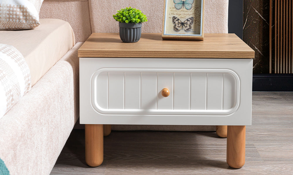 Silva Bohem Karyola'nın yanında konumlandırılmış, ahşap ve beyaz renkli modern komodin.